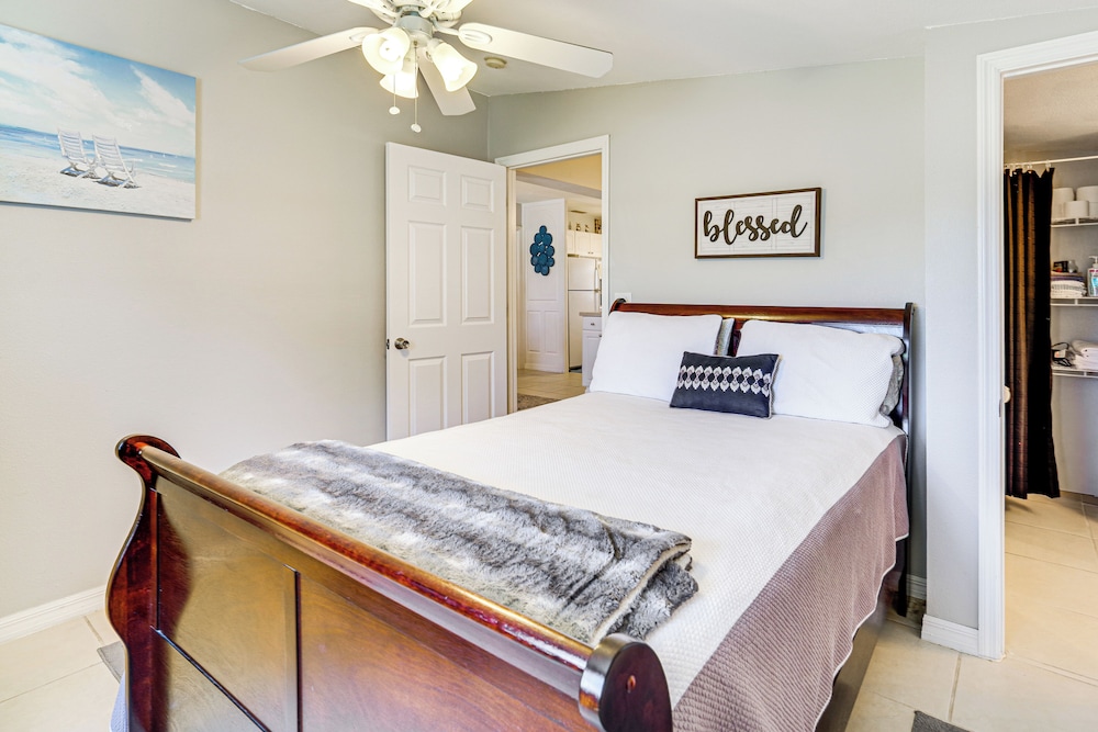 1 Mi to Lake Jackson: Home w/ Screened Patio!