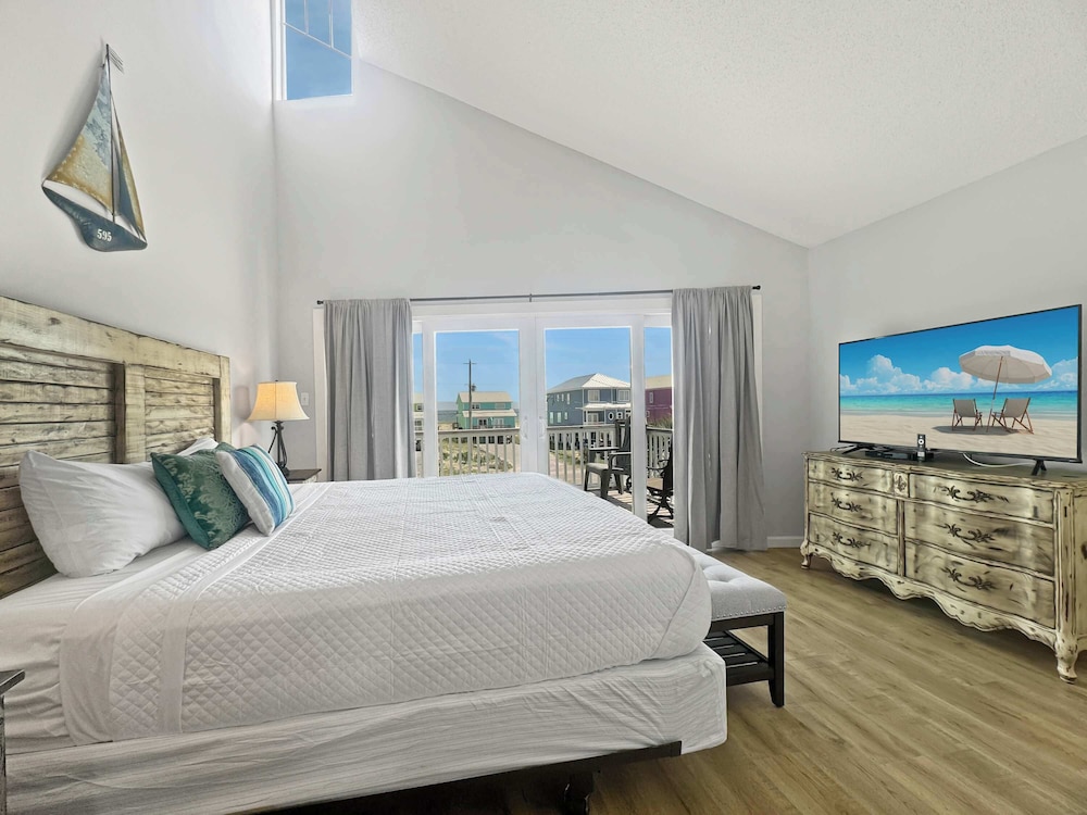 Duplex Beach Home for 6 With Balcony & Resort-style Amenities