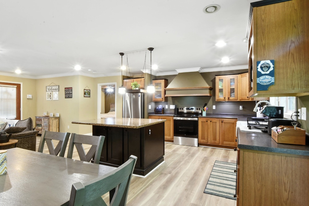 Cozy Cove Escape - Lakeside Retreat 3 Bedroom Cabin