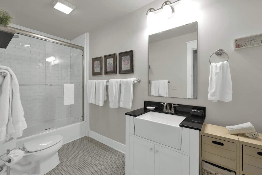 Charming Cottage-3 Mins to Downtown-pet Friendly!