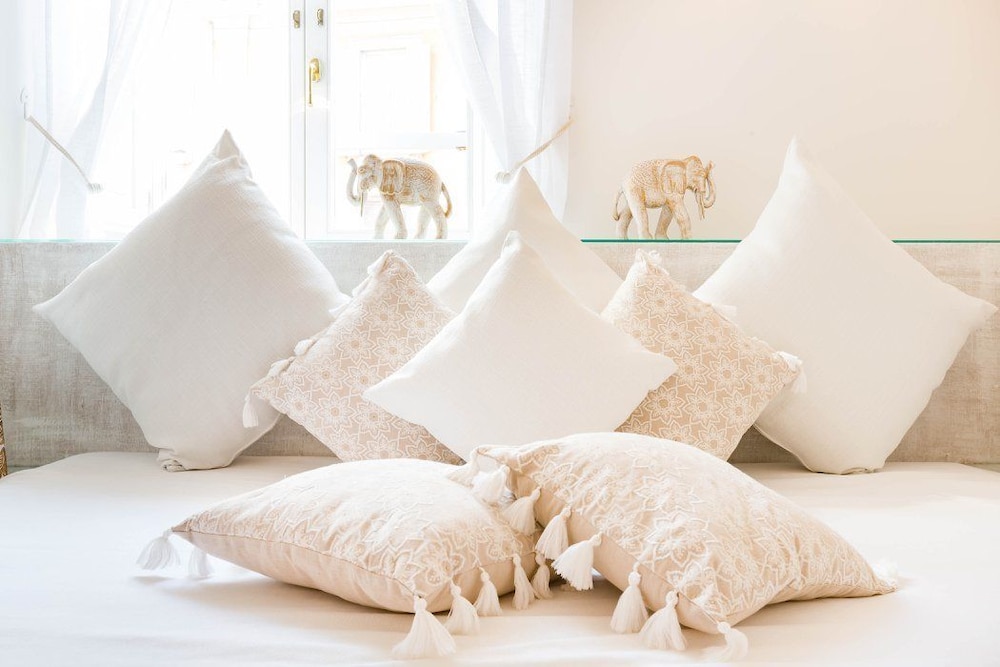 Pantheon Luxury Gold Apartment