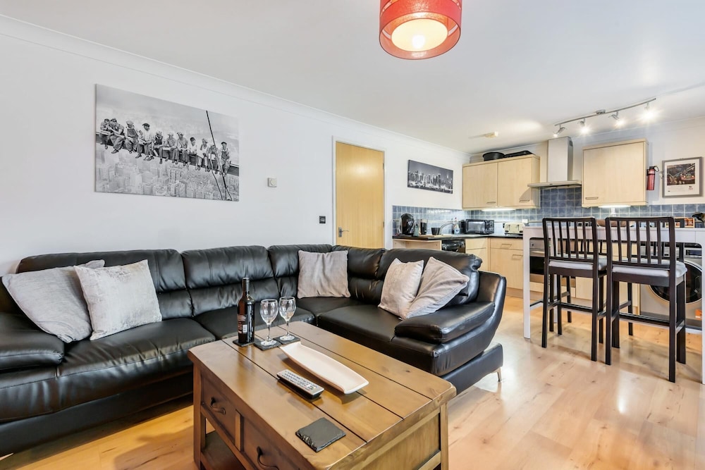 Stylish 2 Bedroom Apartment Central Exeter Parking on Site view 2
