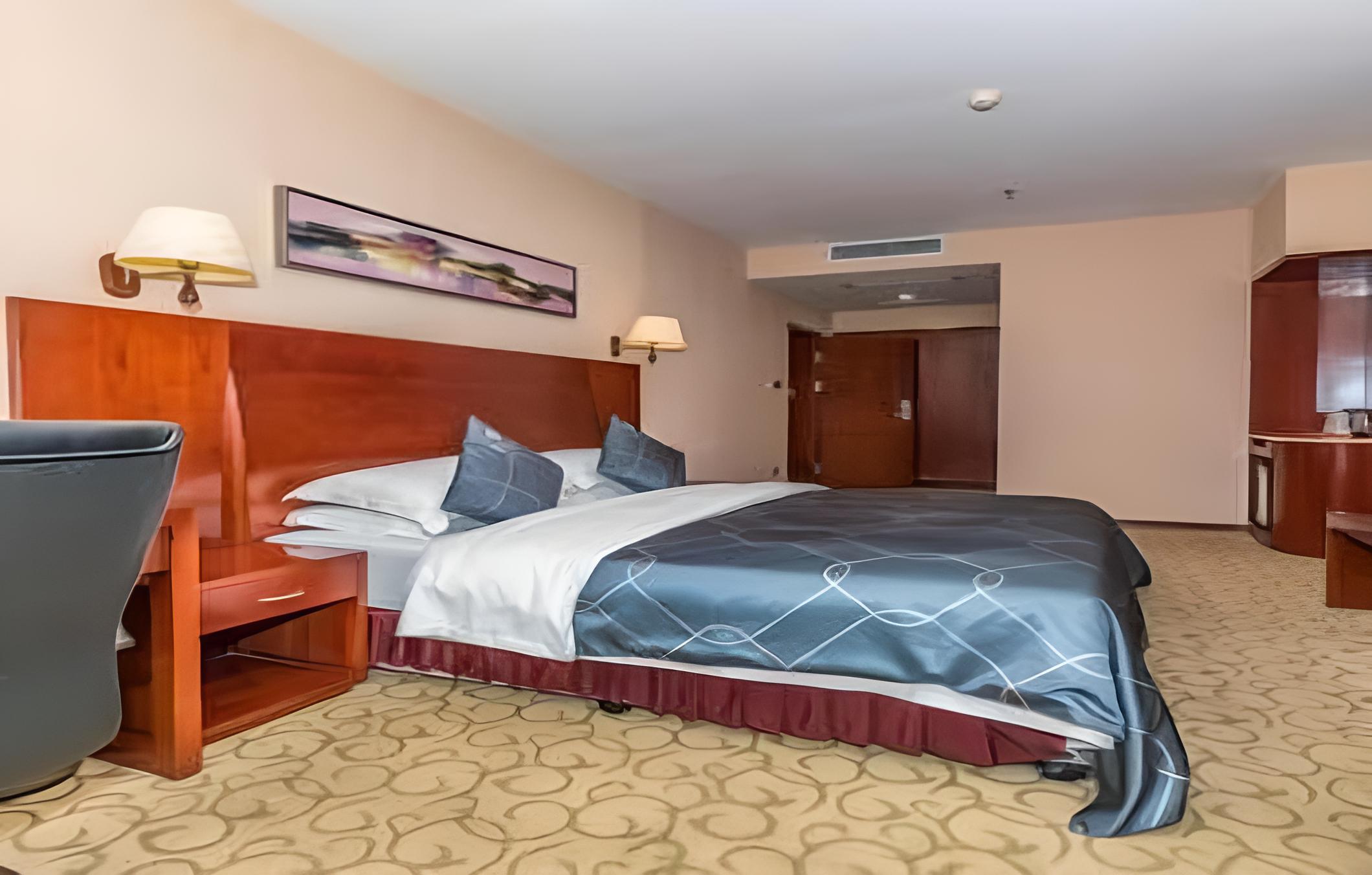 Chonpines Hotel