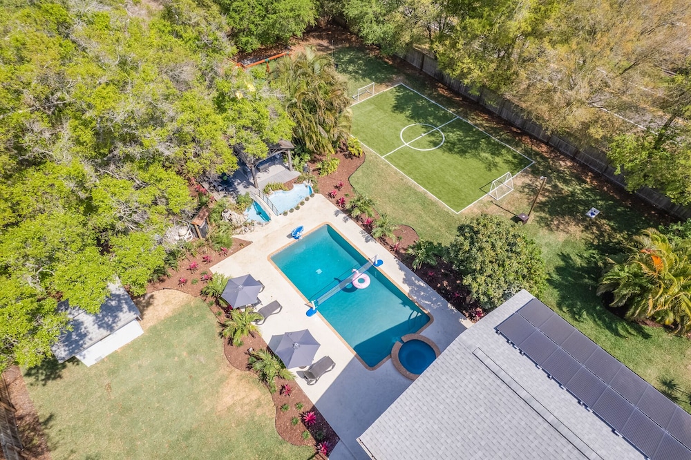 Luxury Retreat: Pool, Games, Basketball & More!