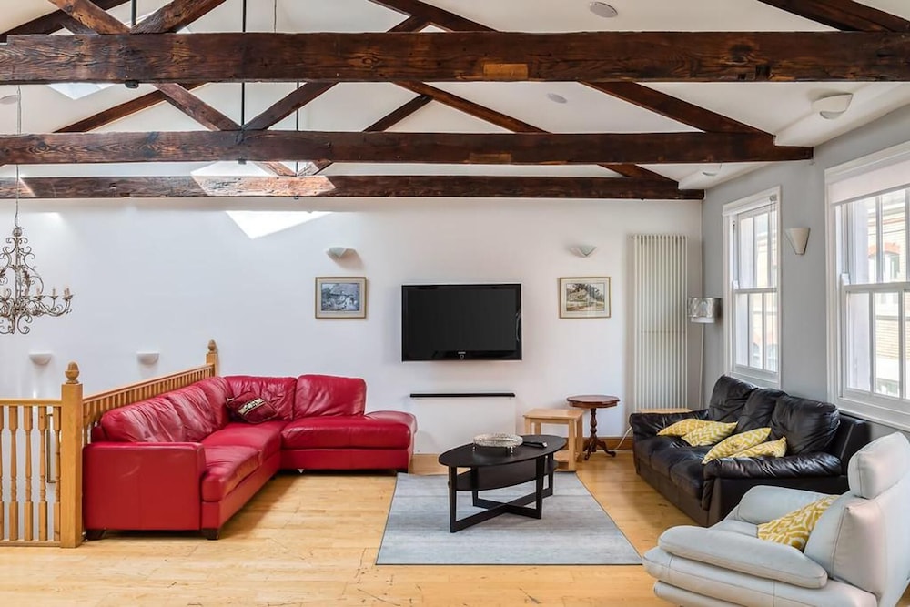 Specious Family Kensington 5-bed House, Sleeps 12