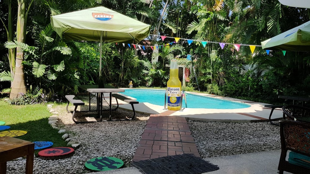 Los Mostros Hostel