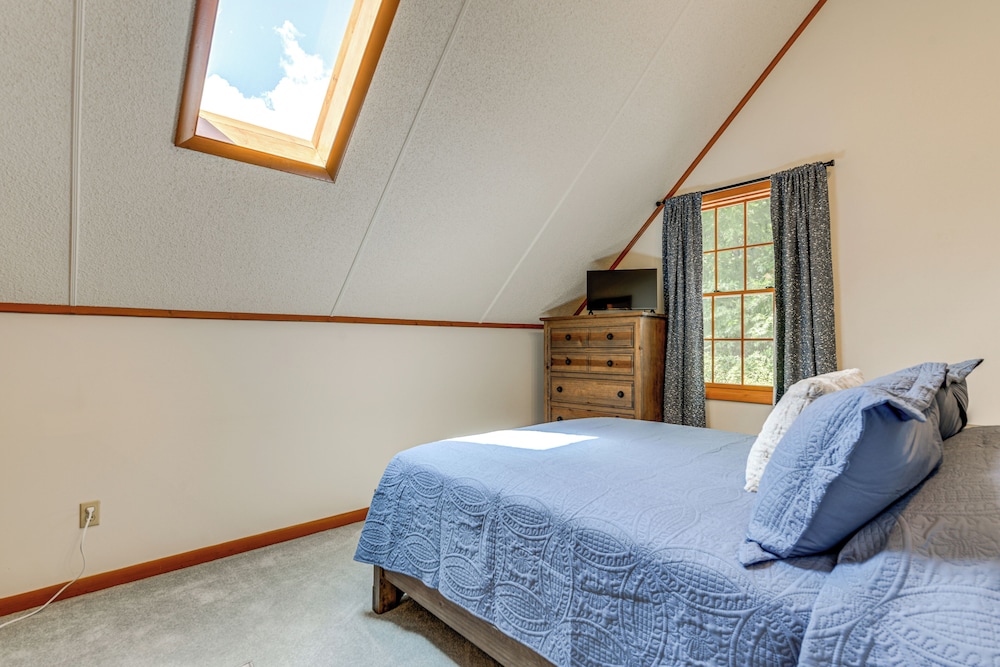 Ski, Hike & Fish: Mtn-view Maggie Valley Retreat