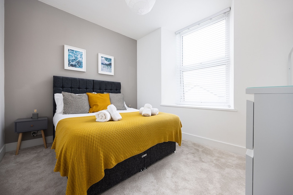 Plymouth City Centre Apartment-Sleeps 4 view 2