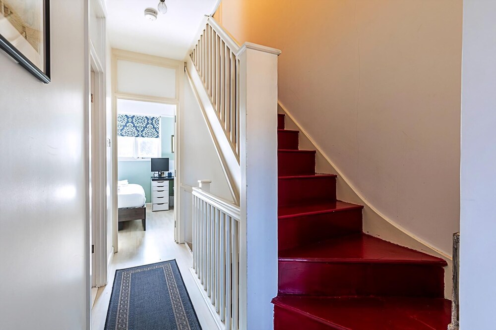 Stylish & Spacious 3-bed Home in Vibrant Bow