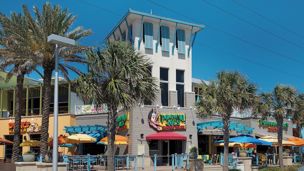 2BR Gulf Front Condo w/ Pool, Gym, Hot Tub + Free Attraction Tickets!