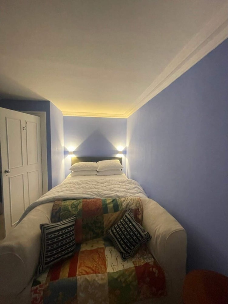 Expansive 4BD Home- 15 min From Buckingham Palace!