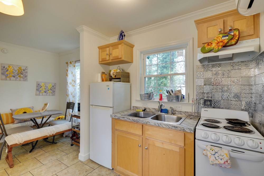 2 Mi to South Boston Speedway: Cozy Tiny Home!
