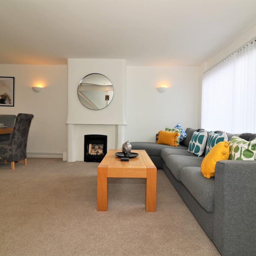 Barons Court - Paisley