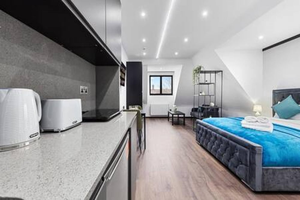 Luxury Spacious 2 Person Suite in North London