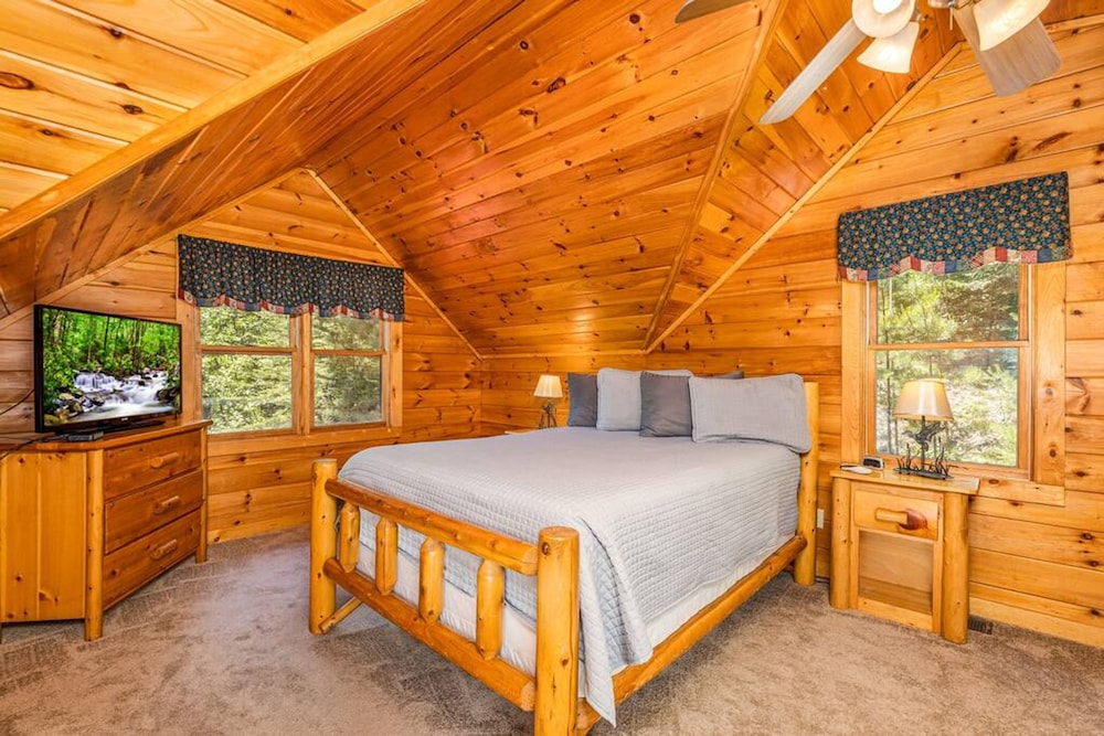 Secluded 3BR Cabin w Hot Tub Dog Friendly Sleeps12