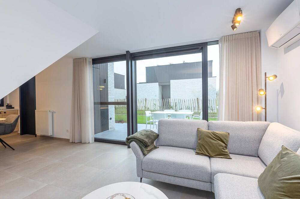 Newly Built Holiday Home for 6 People by the sea