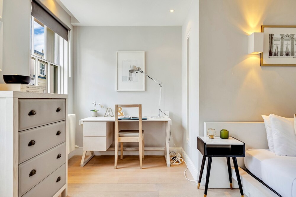 Luxe 4-bed Mews Home - 10 min to Harrods