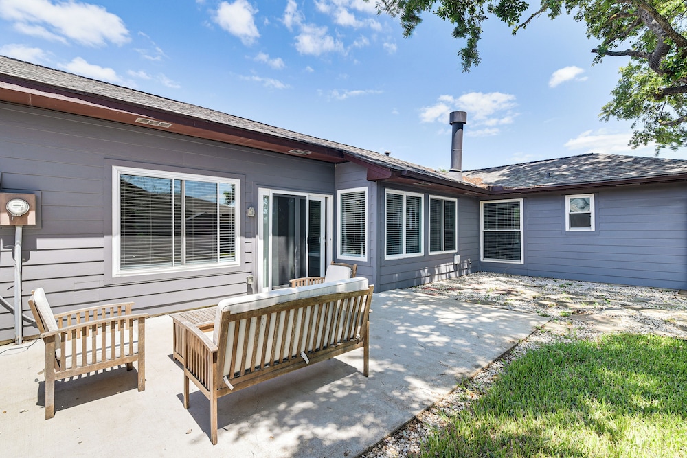 Patio, Fire Pit & Yard: Family Home in Pearland