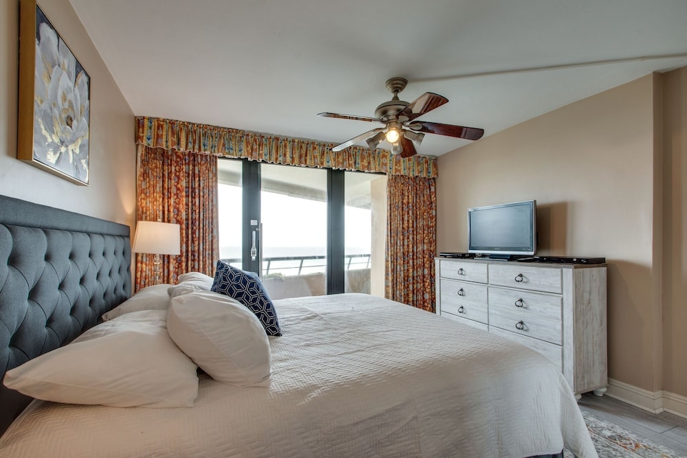Elite Paradise 2 Bedroom Condo by RedAwning view 3