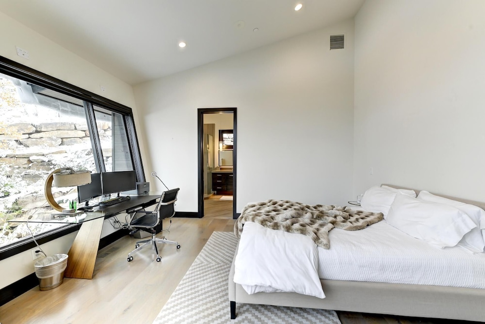 KBM Resorts Walk to Slopes, Sports Court, Private Home Theater, Sleeps 17, Outdoor Hot Tub Pco-184m