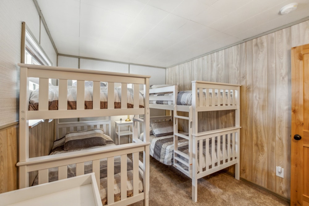 Mountain Retreat With Hot Tub, Game Room And Yard 3 Bedroom Home