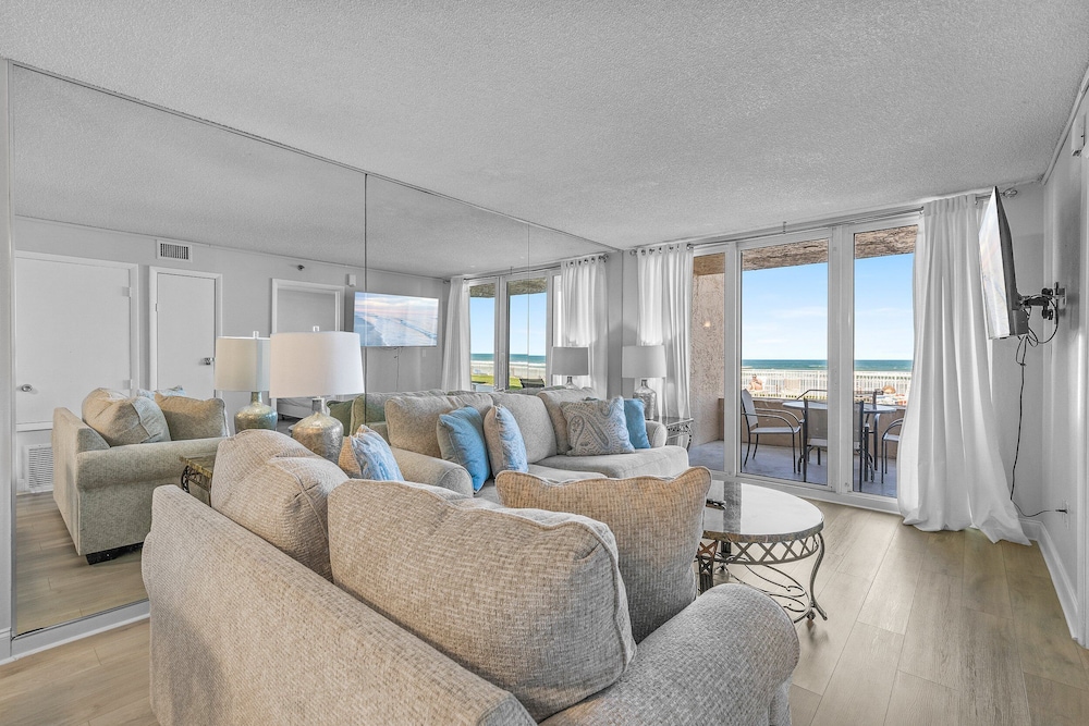 Oceania Beach Club
