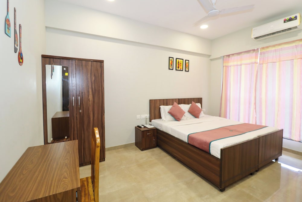 Pinaki Comfort Stay, Vile Parle - Near Airport