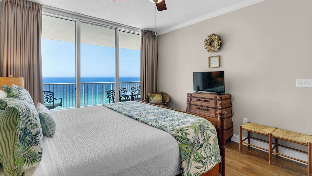 2BR Gulf Front Condo w/ Pool, Gym, Hot Tub + Free Attraction Tickets!