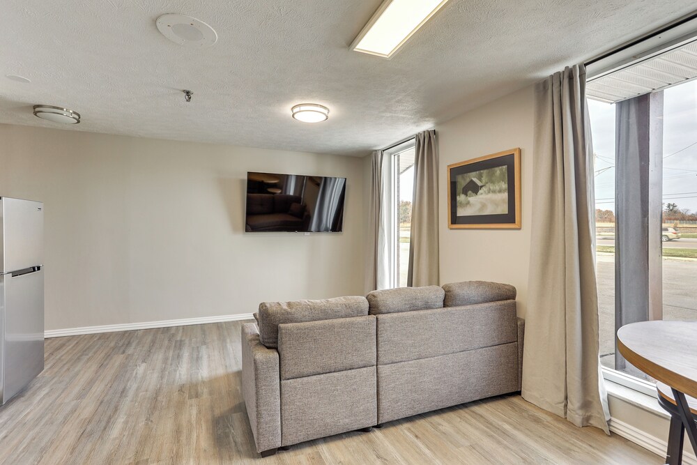 < 1 Mi to Oakland City University: Cozy Apartment
