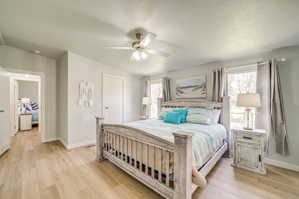 Walk to Beach: Eufaula Home w/ Outdoor Seating!