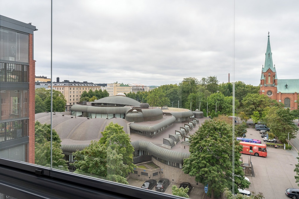 Modern 2BR Apartment with Sauna & Large Balcony