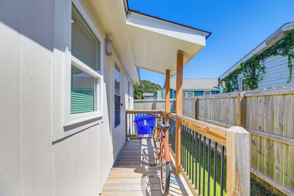 Fenced Yard, Walkable Location: Cozy Beaufort Home