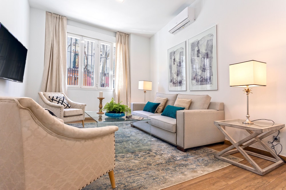 Beautiful 1 BD Apartment in the City Center Recaredo I