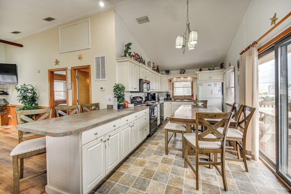 Walk to Beach + Restaurants: Outer Banks Retreat