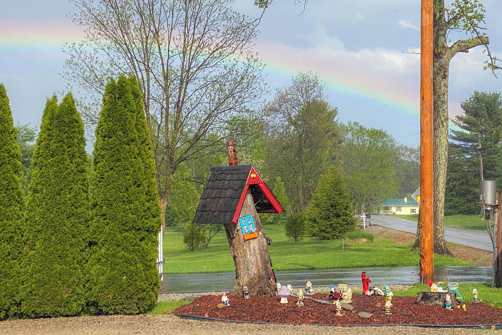 Hot Tub & Fire Pit: Rockbridge Getaway!
