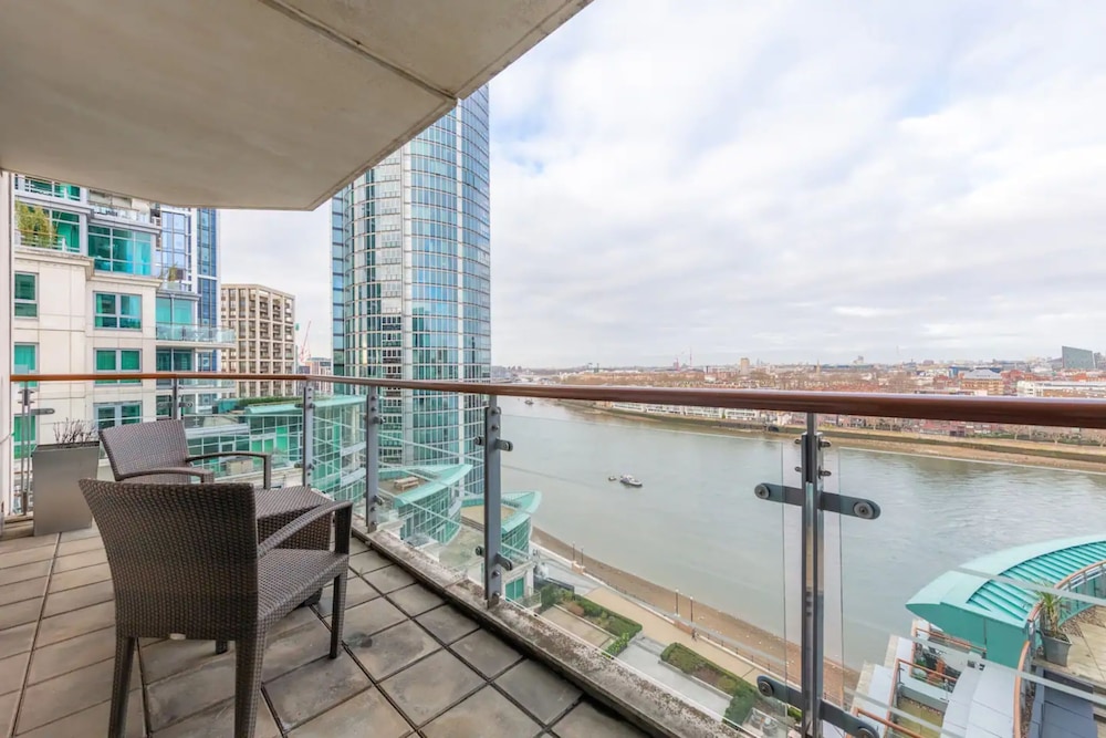 Gorgeous 3 Bedroom Flat in Vauxhall With City Views