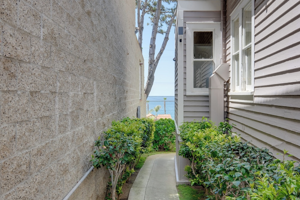 Walk to La Jolla Cove: Dtwn Cottage w/ Ocean View!
