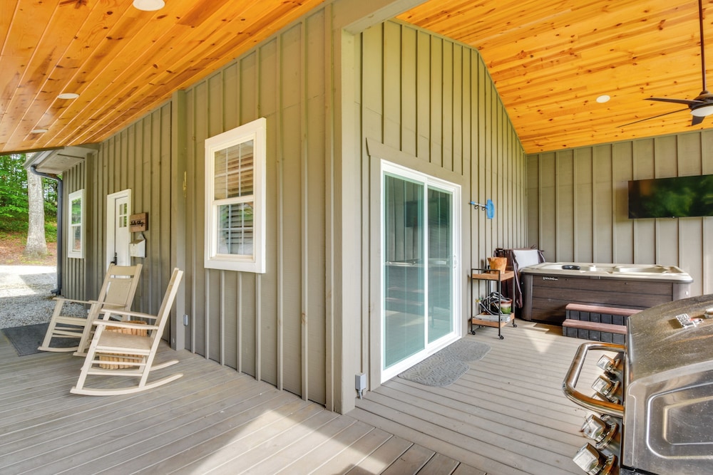 6 Mi to Helen: Romantic Georgia Cottage Hideaway!