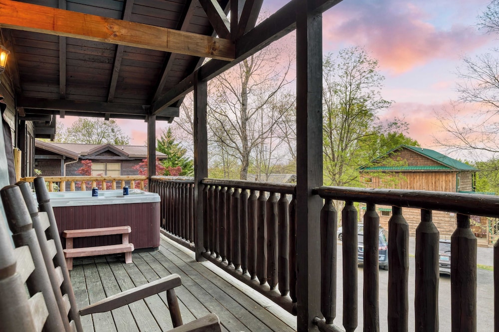 Luxury Cabin Sleeps 19 Game Room, Hot Tub Dollywood Alpine Mountain Lodge