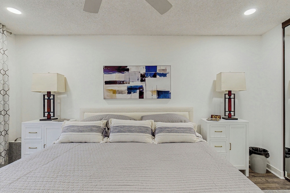 55+ Condo w/ Balcony & Mtn Views, Shared W & D