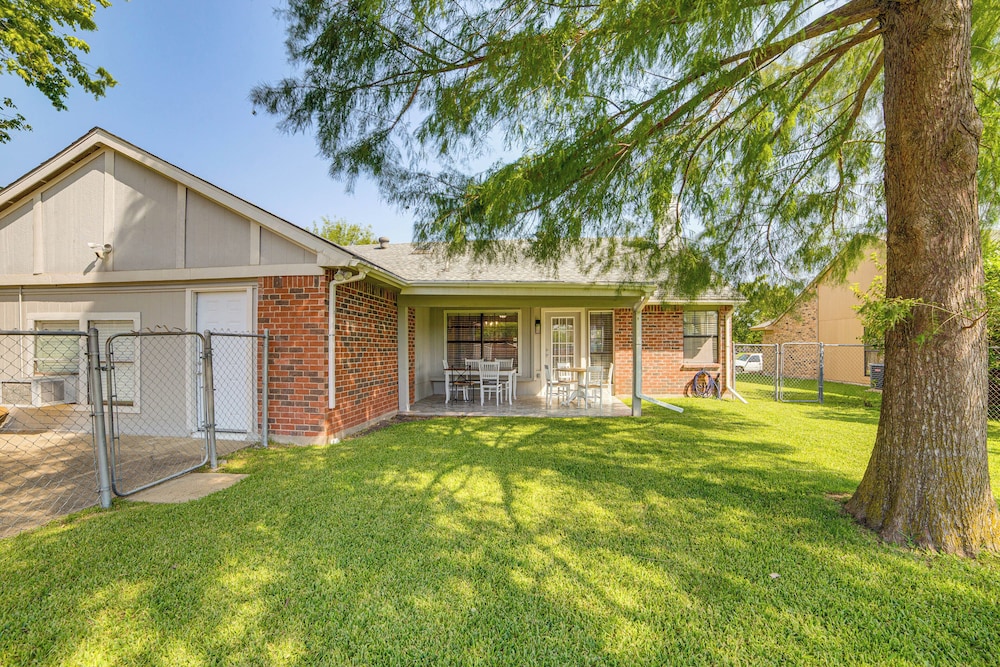 Fenced-in Yard: Home < 1 Mi to Lake Ray Hubbard!