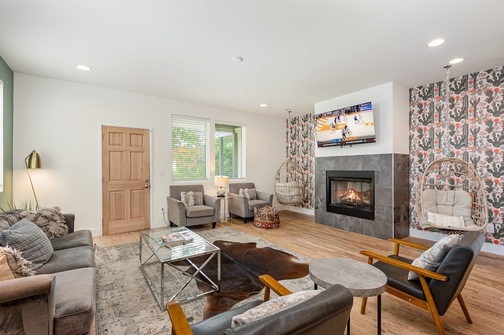 Citrine-private Patio & Balcony-near Germantown