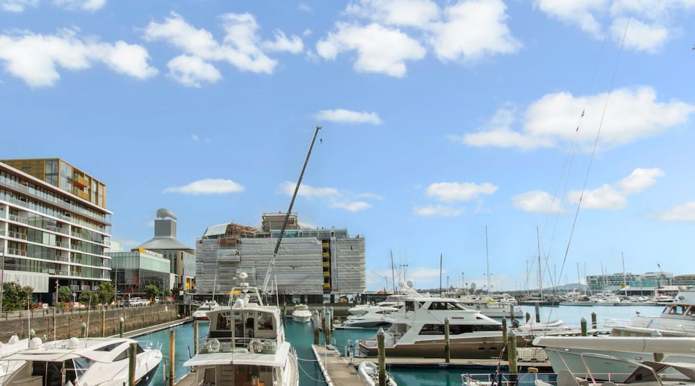 Viaduct Marina Executive -Parking & Pool view 4