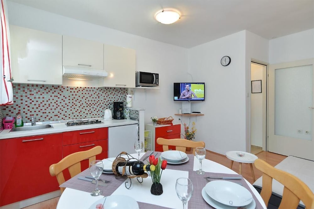 Spacious Apartment With Garden