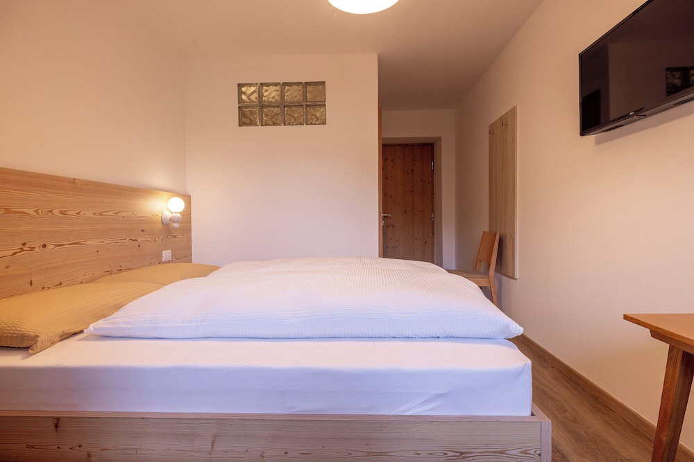SAN PIETRO Dolomiti Small Budget Hotel