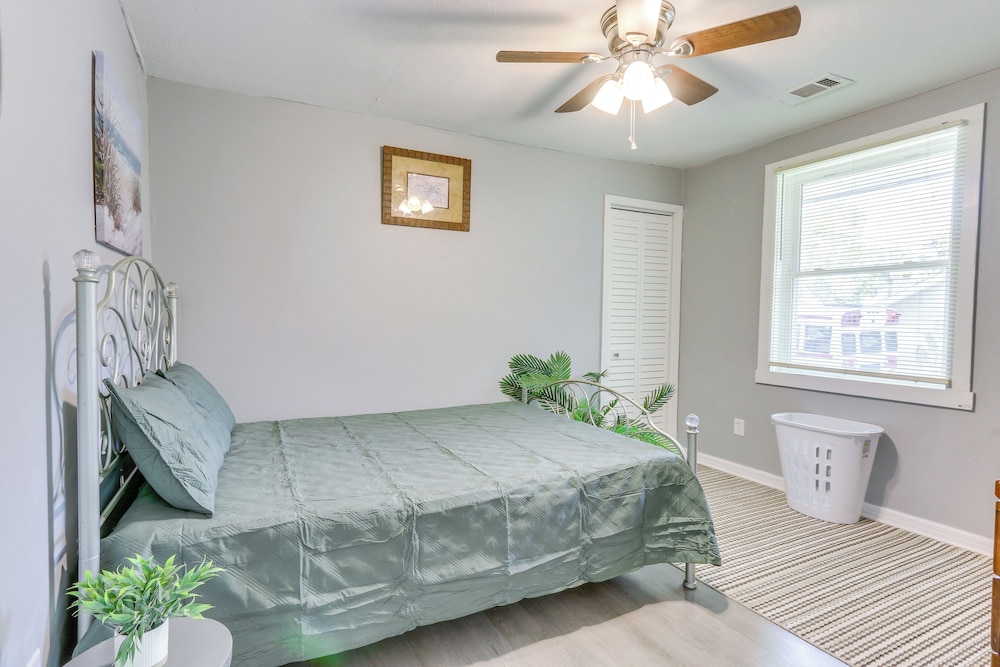 Beachy Home in Heart of Beaufort w/ Pool Access
