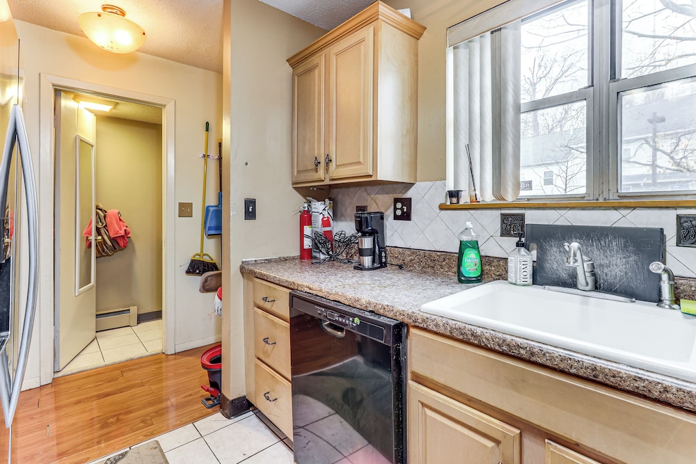 3 Mi to Dtwn New Haven: Colorful Condo w/ Yard!