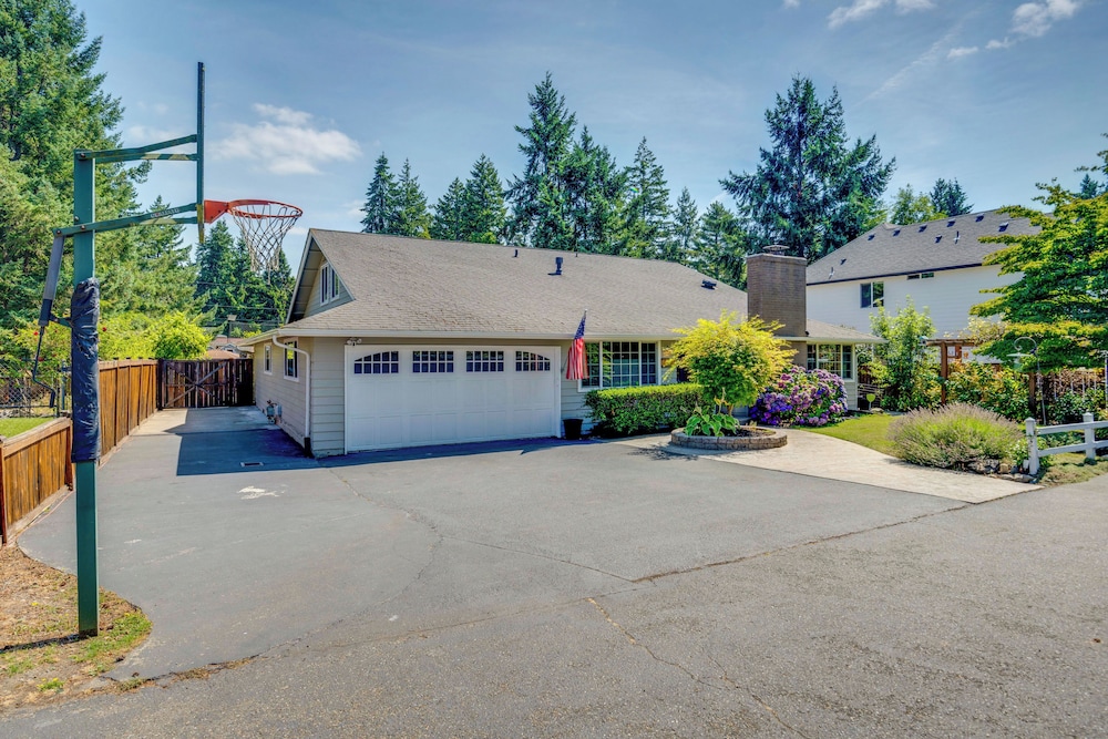 Hot Tub + Sauna: Home 8 Mi to Downtown Tacoma!