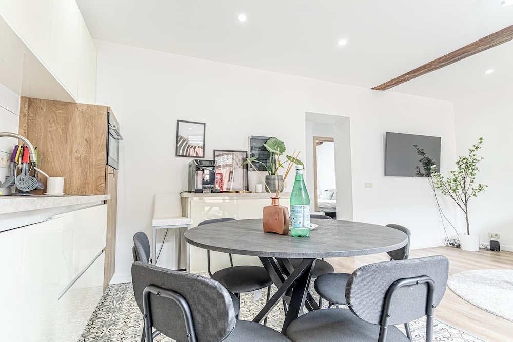 Modern 3BR Apt for 6 with Patio Ghent