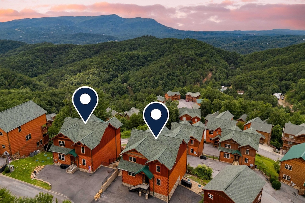 2 Homes Firefly Trail Way by Avantstay Sleeps 28, Indoor Pool + Hot Tub + Movie Theater & Game Room